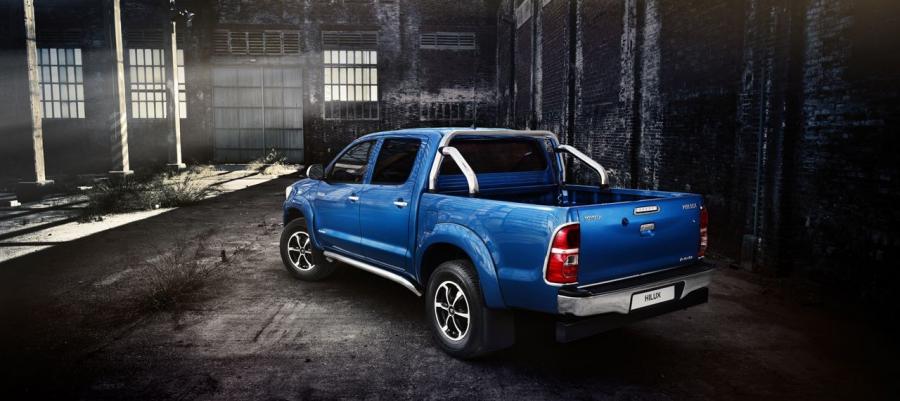  Toyota HiLux Invincible 2013 года  (фото 8 из 15)